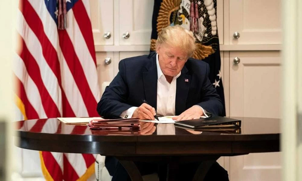 "Ταμπουρώθηκε" στο Οβάλ γραφείο ο Τραμπ - Δεν φεύγει ούτε και με την ορκωμοσία Μπάιντεν